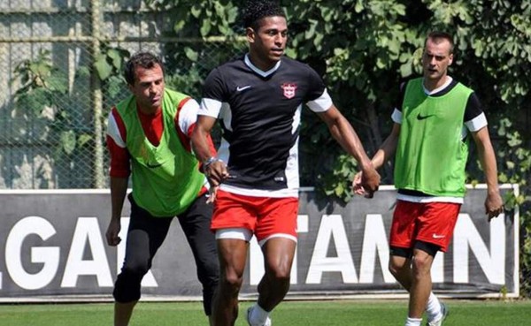 Al delantero Carlo Costly le cuesta rendir con sus equipos