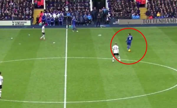 VIDEO: La extraña jugada que no pudo realizar Cesc Fábregas en el Chelsea