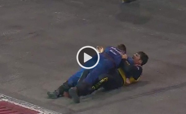 VIDEO: Pilotos de la Nascar se van a los golpes