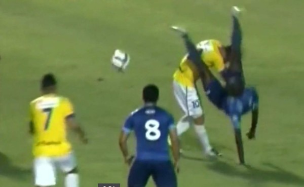 VIDEO: Espeluznante caída de Ricardo Barrios y se fractura su brazo izquierdo