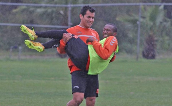 El defensor del Correcaminos, Manuel Mondragón, cargando al hondureño Pablo Arzú. FOTO: (Naranjeros de Corazón)