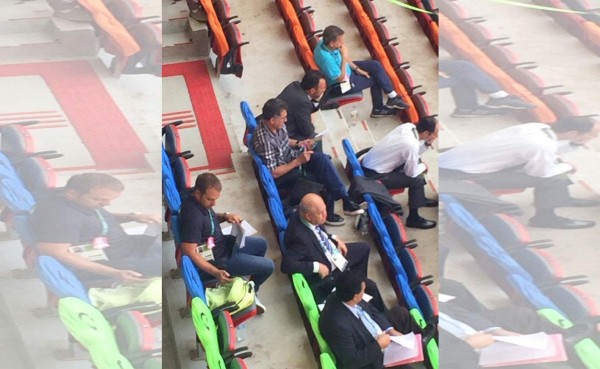 Juan Carlos Osorio espía a la Selección en el juego contra Argentina