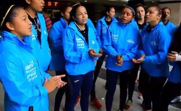 VIDEO: Jugadoras Sub20 de Honduras cantan alabanzas en centro comercial