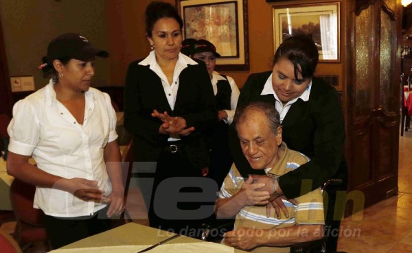 Así vive Chelato Uclés en Siguatepeque mientras se recupera