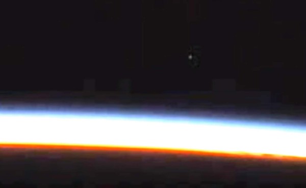 NASA corta transmisión tras verse extraño objeto en nuestra atmosfera