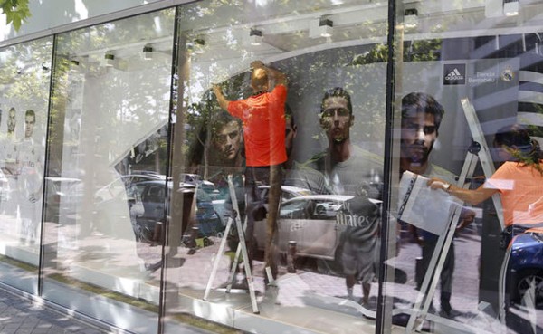 Imagen de Iker Casillas 'desaparece' del Santiago Bernabéu