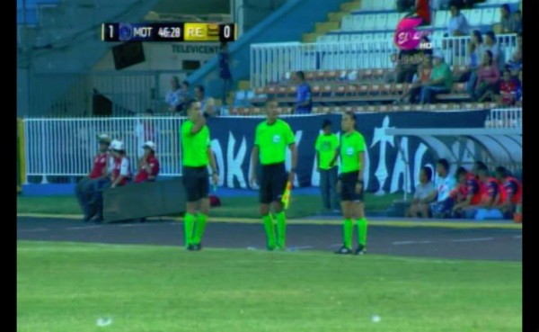 Insólito: Motagua-Real España se interrumpe por falta de balones