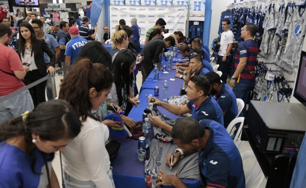 Motagua regaló autógrafos a sus aficionados previo a la gran final