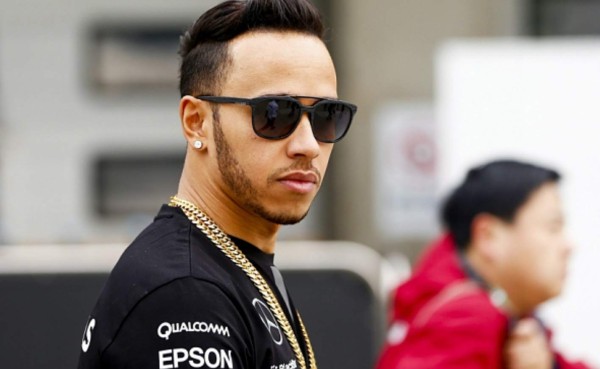 Lewis Hamilton, investigado por tomarse una selfie conduciendo una moto