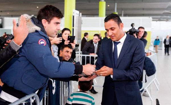 Keylor Navas causa sensación a su llegada a París con Real Madrid