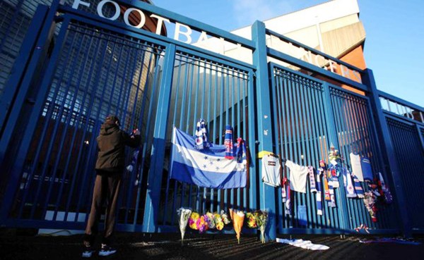 Imágenes del emotivo mesaje a Peralta en el estadio del Rangers