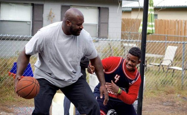 Shaquille O'Neal llega de sorpresa a jugar con niños en la calle, en Florida