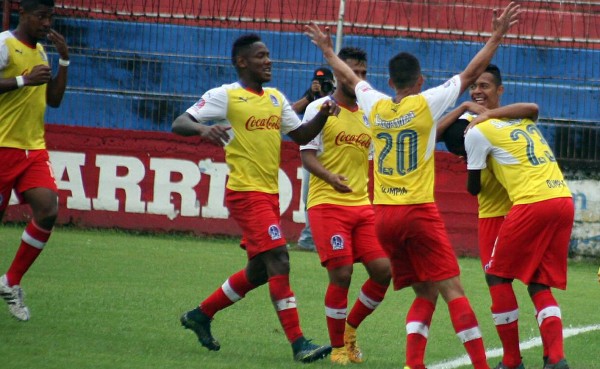 Olimpia golea al Victoria y lo deja al borde del abismo