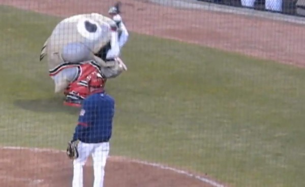 VIDEO: Pez mascota se traga a jugador como 'parte del show'