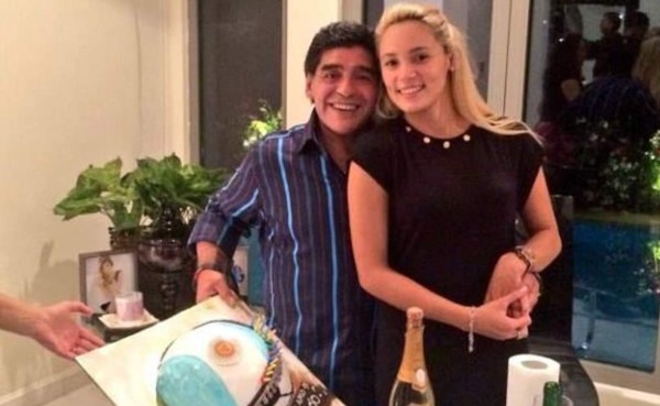 Detienen a exnovia de Maradona en aeropuerto argentino tras denuncia por robo