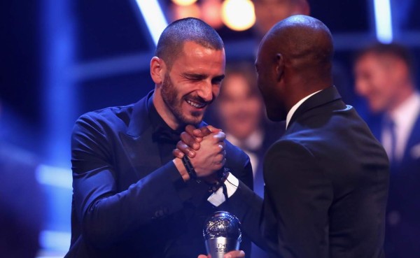 ¡Y NO ES CREÍDO! David Suazo entregó premio de FIFA a Messi y a Cristiano Ronaldo