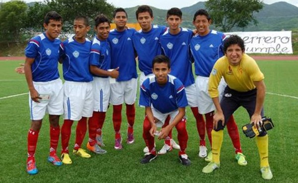 Tres futbolistas muertos tras balacera a autobús de equipo en México