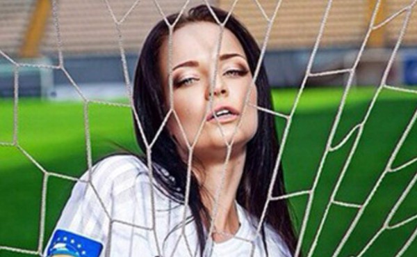Angelina Petrova, la ucraniana que se desnudó para salvar a su equipo de fútbol