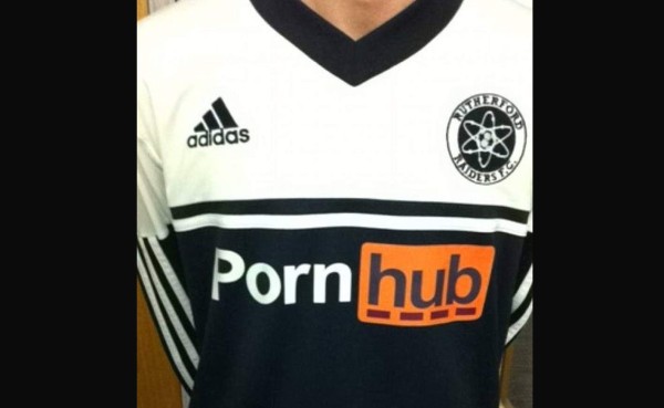 Suspenden a equipo universitario por lograr patrocinio con página porno