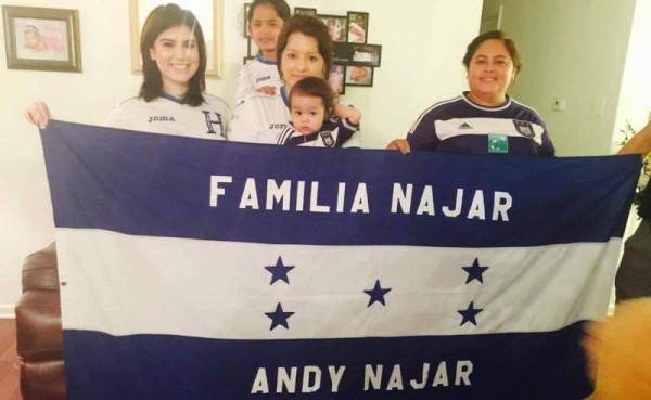 Melissa García, Wendy Velásquez, esposa de Denis Najar, y doña Adilia Rodríguez junto a su nieta Sofía y su hija Camila.