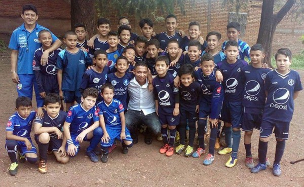 Emilio Izaguirre comparte con niños de las inferiores del Motagua