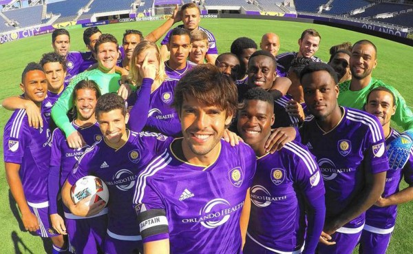 Kaká posa con Devron García y Bryan Róchez al hablar de Cristo como pilar de su carrera