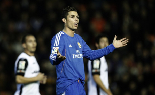 Sorprenden a Arbeloa tocando a Cristiano Ronaldo