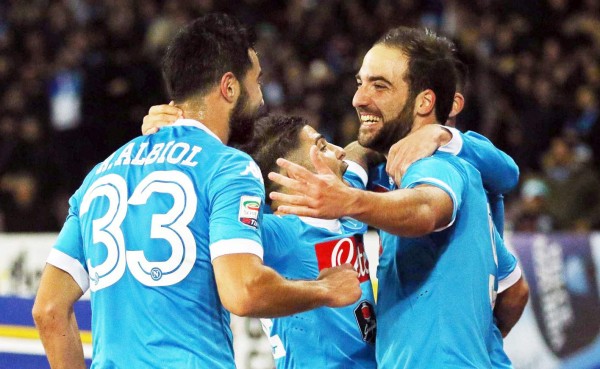 Un doblete de 'Pipita' Higuaín al Inter le da al Nápoli el liderato