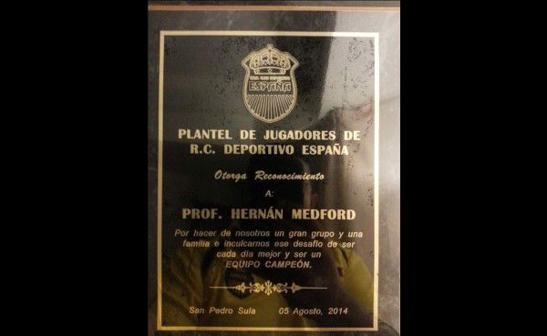 Jugadores de Real España entregan reconocimiento a Hernán Medford