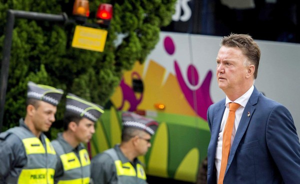 Van Gaal critica a la FIFA por arbitrajes y organización