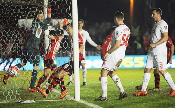 VIDEO: Equipo de cuarta división anota golazo olímpico al Liverpool