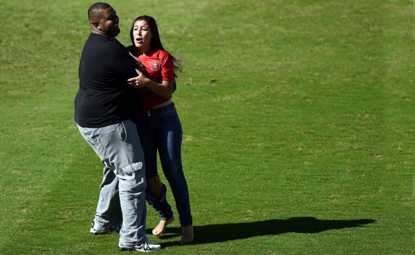 VIDEO: El gran gesto de Cristiano con aficionada que invadió cancha