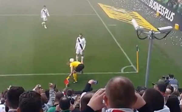 VIDEO: Árbitro asistente es ovacionado en juego de Liga en Polonia