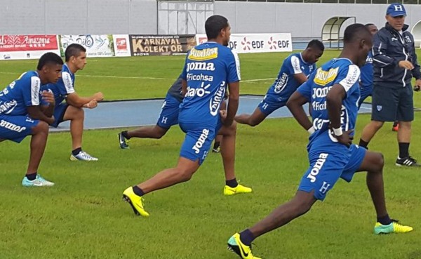 Honduras hace reconocimiento de cancha en estadio de Guayana Francesa