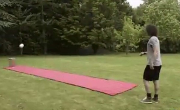 Estrellas del fútbol se unen para realizar el reto 'Beat The Bin'