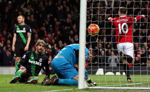 Manchester United golea al Stoke y se mete en la pela por la Champions