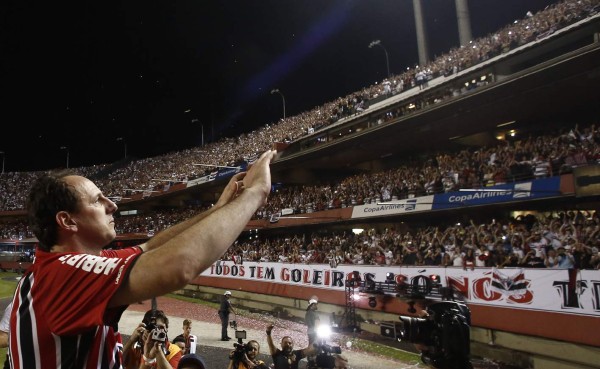 Rogerio Ceni se despide del fútbol en una fiesta en el estadio Morumbi