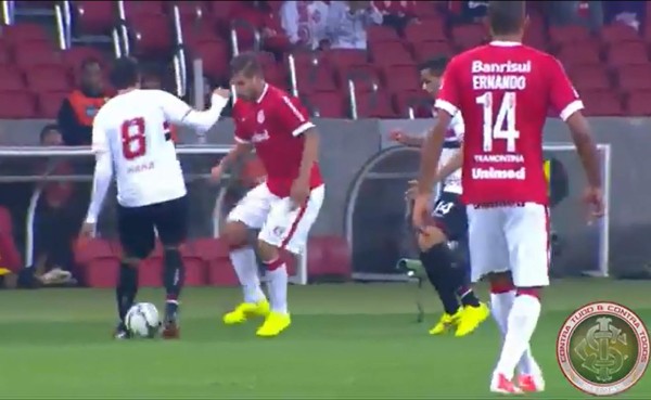 VIDEO: Humillante túnel a Kaká en liga brasileña