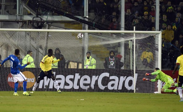 VIDEO: El increíble fallo de Firmino frente a la portería de Colombia