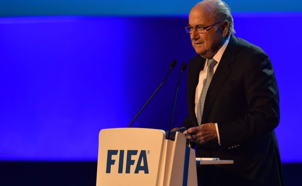 UEFA desafía a Blatter y le piden que abandone presidencia de FIFA