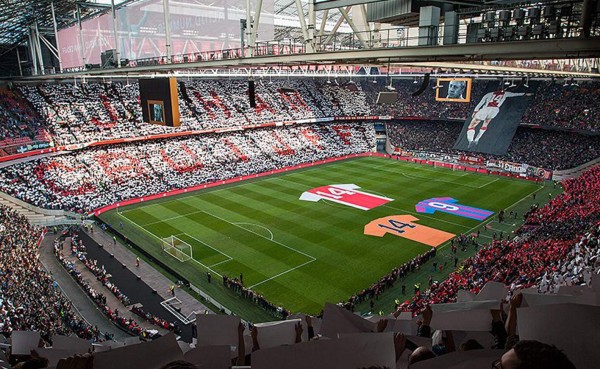 Hinchas del Ajax realizan marcha conjunta en homenaje a Cruyff