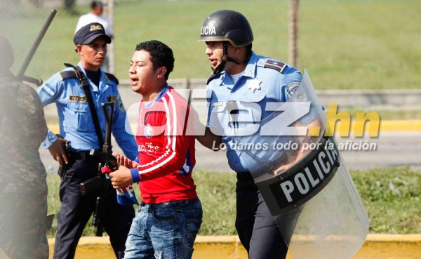 Imágenes: Piedras, armas y violencia en la pelea de barras previo al Real España-Olimpia