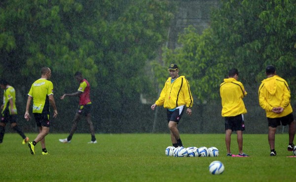 VIDEO: Los entrenamientos del Real España no los para ni la lluvia