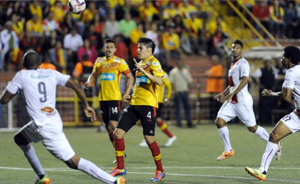 Alajuelense empató semifinal de ida y Jerry Palacios se perderá la vuelta