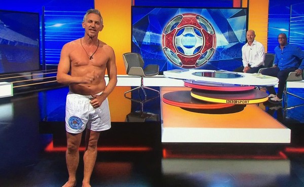 Lineker cumple su promesa y presenta su programa en la BBC en calzoncillos