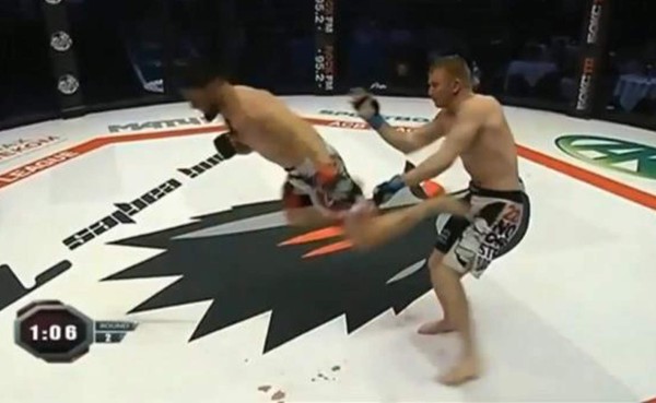 VIDEO: Luchador ruso 'destruye el hígado' a su rival con patada ninja