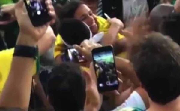 VIDEO: El cariñoso abrazo de Neymar a su ex novia Bruna Marquezine al lograr la de oro