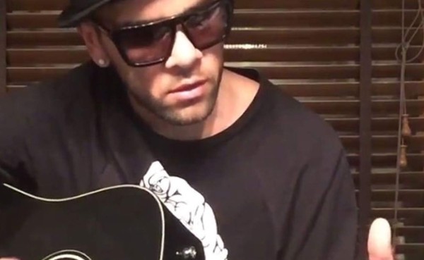 VIDEO: Dani Alves se motiva escuchando a Rihanna