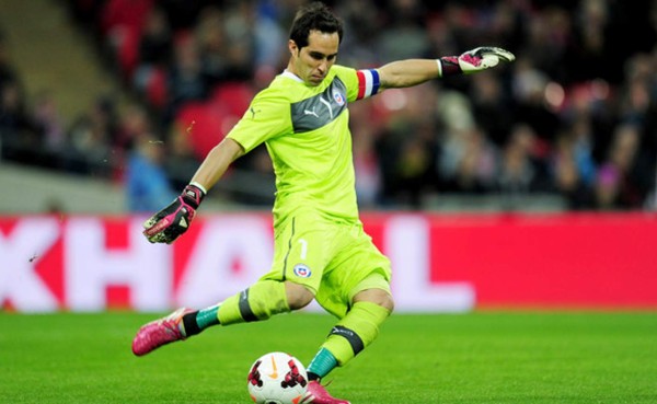 Barcelona logra acuerdo con el portero Claudio Bravo