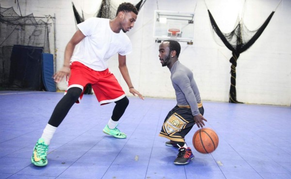 VIDEO: El basquetbolista más pequeño del mundo muestra sus habilidades